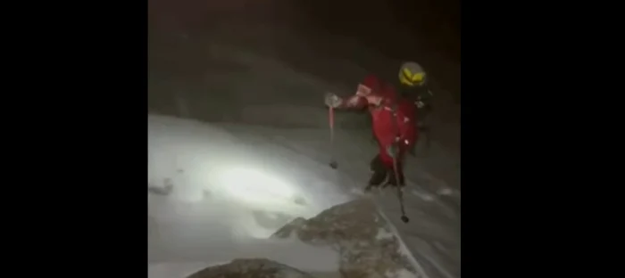 Doi turiști rătăciți pe munte au fost căutați de salvamontiști Foto: Captură Video Salvamont Prahova