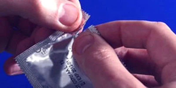 70% din tinerii infectaţi cu HIV nu folosesc prezervativul