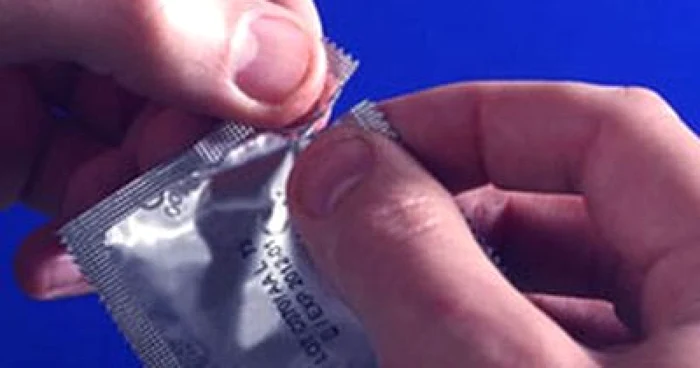 70% din tinerii infectaţi cu HIV nu folosesc prezervativul