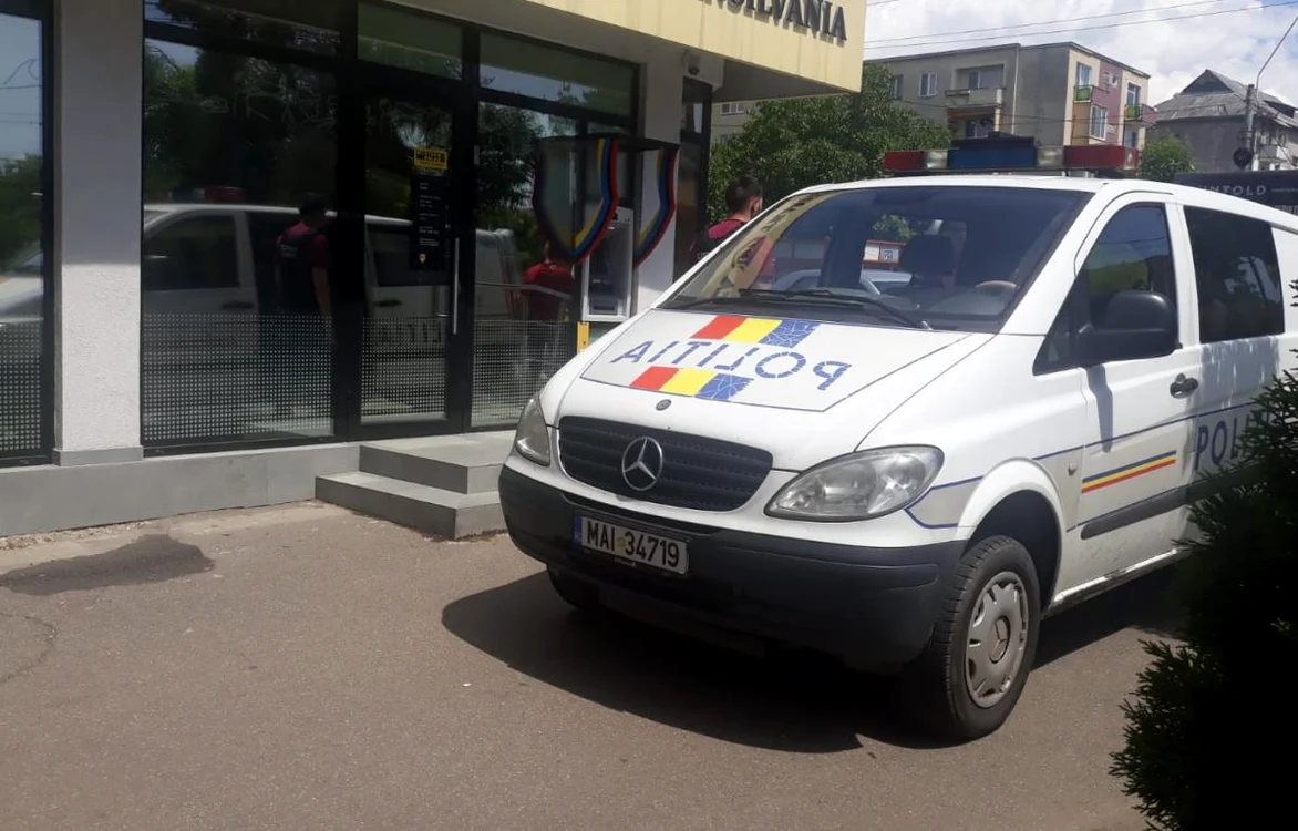 
    O bancă din centrul orașului Baia Mare a fost jefuită de 100.000 de lei.Hoții sunt căutațiFOTO: adevarul.ro  