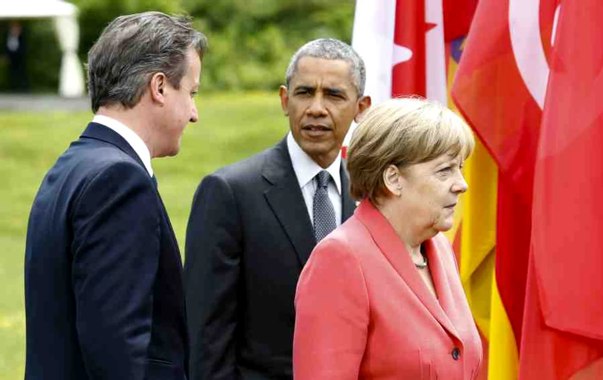 
    Barack Obama (de vorbă cu prim-ministrul britanic David Cameron) a stat cu ochii pe Angela MerkelFoto: AP  