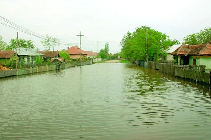 Sute de oameni din 4 judeţe au fost evacuaţi, după ce viitura a năvălit peste casele lor (FOTOGRAFII: informatiadeseverin.ro, adevarul.ro)