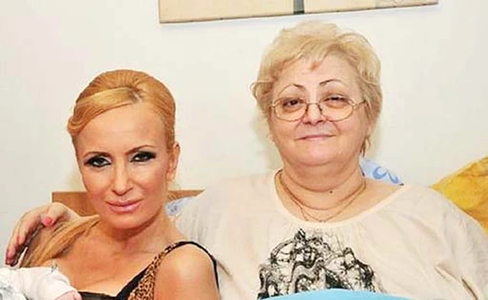 
    Daniela  a idolatrizat-o  pe Anica  