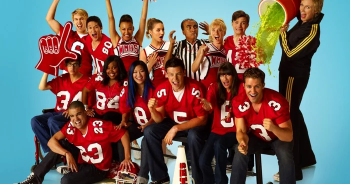 Cory Monteith şi colegii din serialul "Glee"         FOTO glee.wikia.com