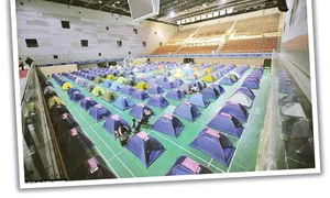 Corturile sunt  amplasate în  sala de sport a  universităţii jpeg