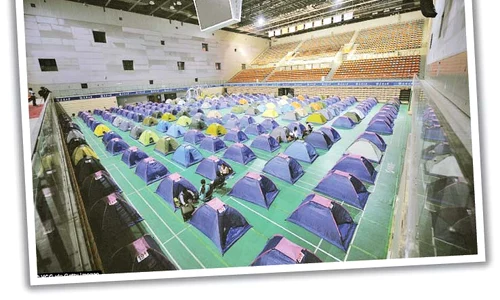 Corturile sunt  amplasate în  sala de sport a  universităţii jpeg