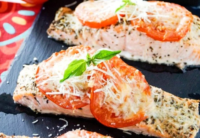 Pentru o cină ușoară, alege somonul la cuptor cu parmezan.clickpoftabuna.ro