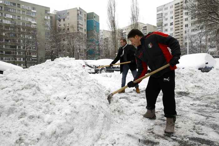 Mai mulţi bucureşteni au ieşit după prima ninsoare să cureţe străzile din apropierea locuinţelor sale FOTO David Muntean