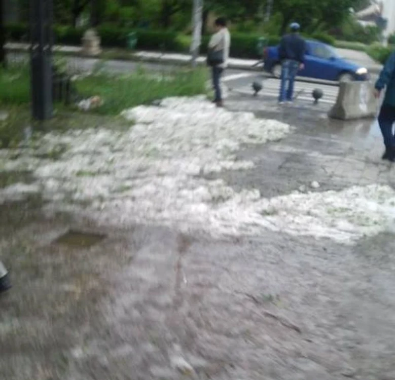 
    Grindină la Piaţa Unirii, în Bucureşti. (Foto: Facebook)  