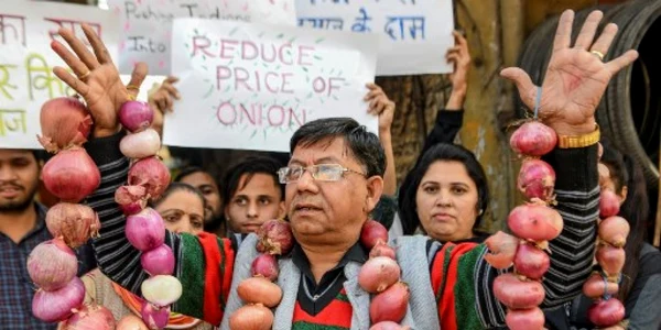 Protest pentru reducerea pretului la ceapa in India FOTO AFP