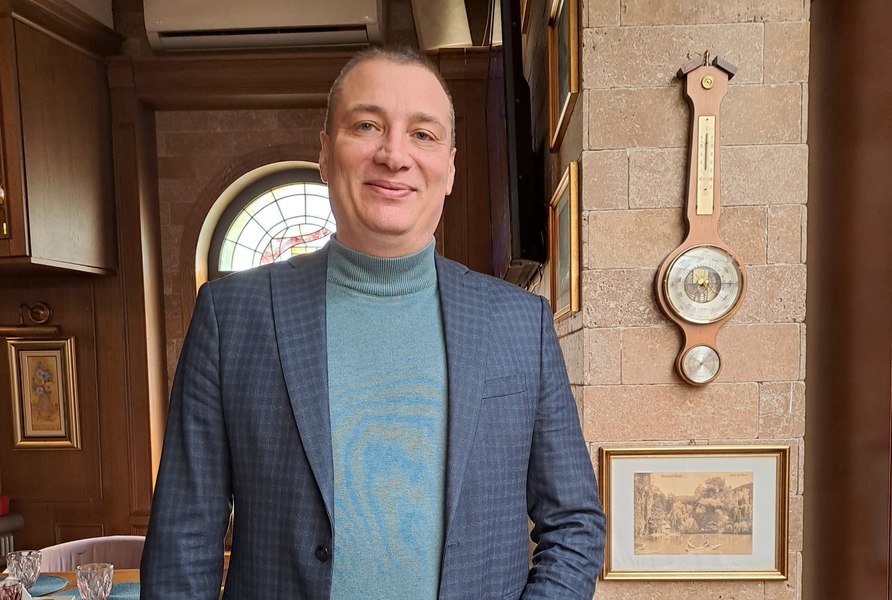 Petruț Constantinescu, directorul Filarmonicii din Râmnicu Vâlcea: „Am scos publicul afară, în aer liber, ca să asculte muzică clasică” FOTO | INTERVIU