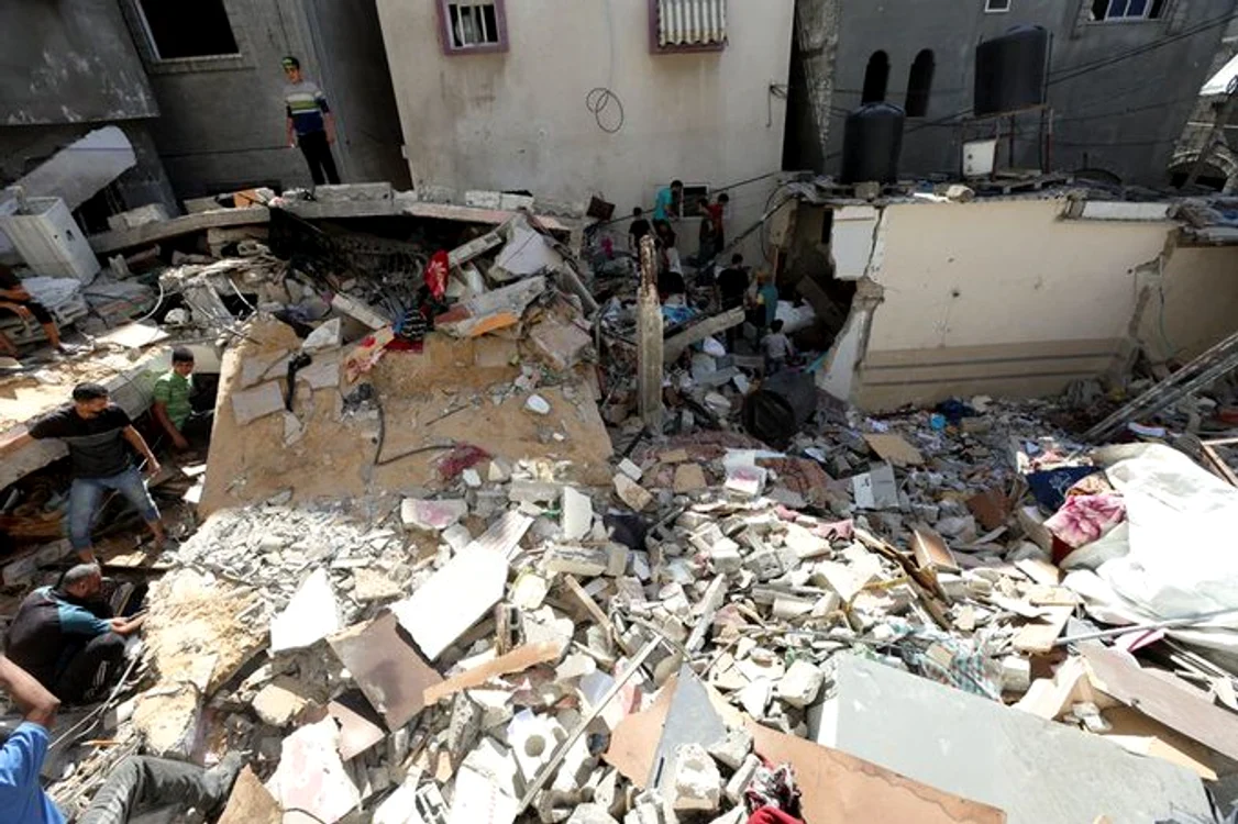 Israelul a aruncat pliante peste Gaza care aratau imagini cu trupul liderului Hamas Foto: Reuters