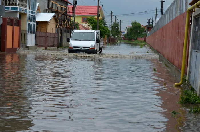 Pe strada Viilor se putea merge cu barca aseară