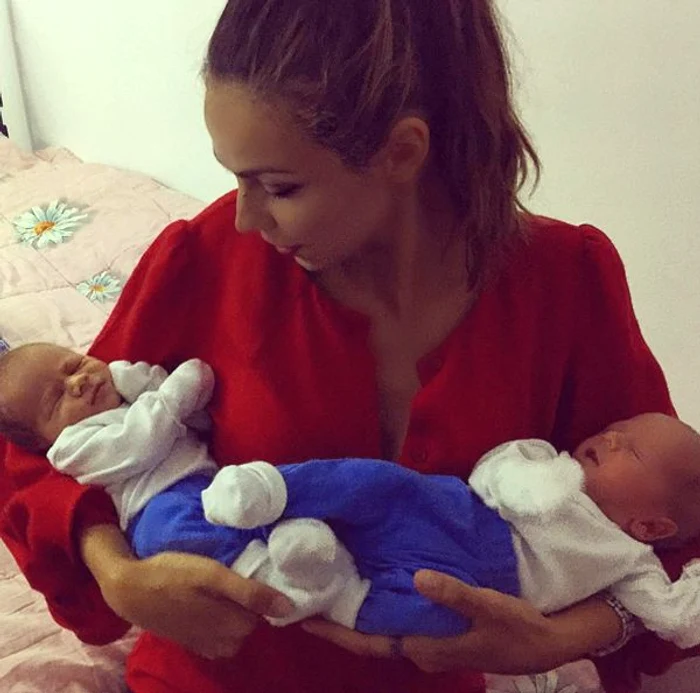 Mădălina s-a pozat cu bebeluşii în braţe 