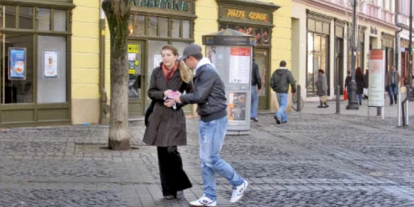 Sibienii au fost abordaţi pe stradă de reprezentanţi ai firmei  Pink Models care le-au garantat succesul pe podium