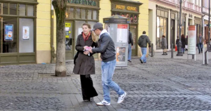 Sibienii au fost abordaţi pe stradă de reprezentanţi ai firmei Pink Models care le-au garantat succesul pe podium