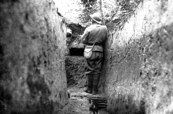 Soldat român în tranșeele Primului Război Mondial (foto: Gogu Negulesco, Rumania's sacrifice, New York Century Co, 1918)