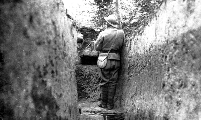 Soldat român în tranșeele Primului Război Mondial (foto: Gogu Negulesco, Rumania's sacrifice, New York Century Co, 1918)