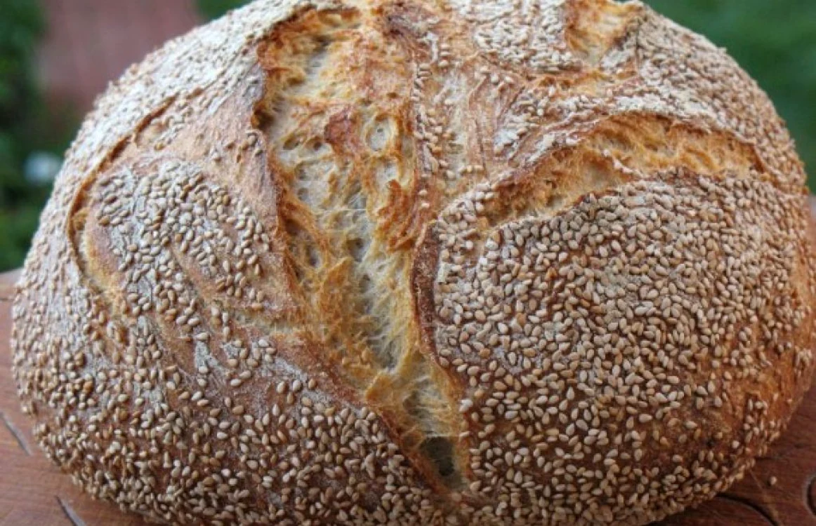 Pâinea neagră are tot atâtea calorii ca şi pâinea albă, dar are mai multe fibre alimentare şi vitamine, fiind hrănitoare şi mai sănătoasă