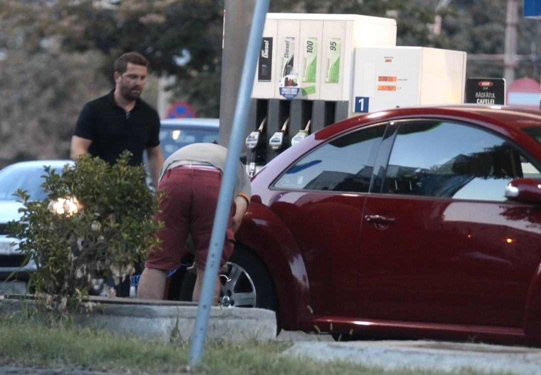 Iubitul lui Miki şi amicul său şi-au împărţit sarcinile la benzinărie