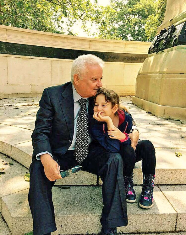 
    Irina Columbeanu s-a integrat perfect în noua familie. E fericită că e cu mama ei și se înțlege perfect și cu Mr. PinkFoto: Instagram  