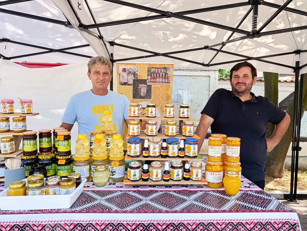 doi_barbati_la_stand_produse_apicole_foto_alina_mitran