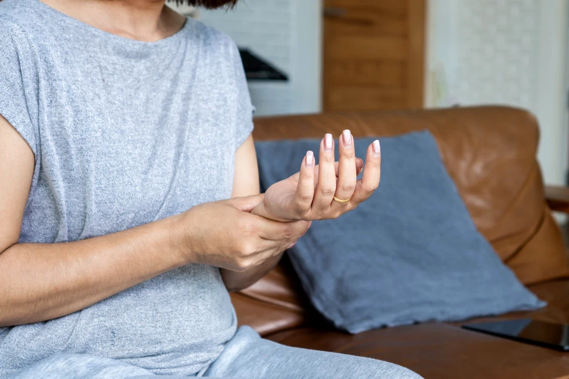 O femeie cu probleme articulare semn de artrită reumatoidă Foto Shutterstock