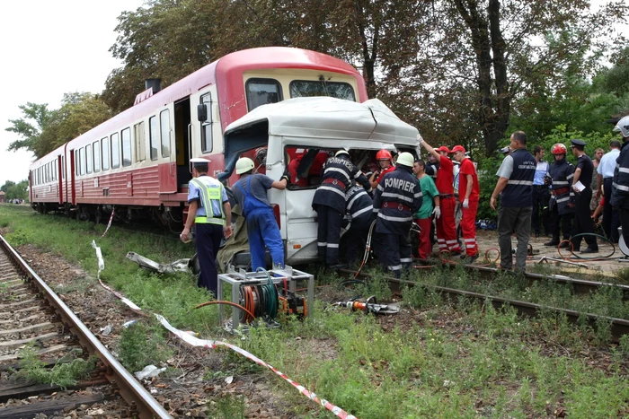 Microbuzul care transporta călători între localitatea Scânteia şi Iaşi a fost lovit în plin de un tren personal FOTO Adevărul