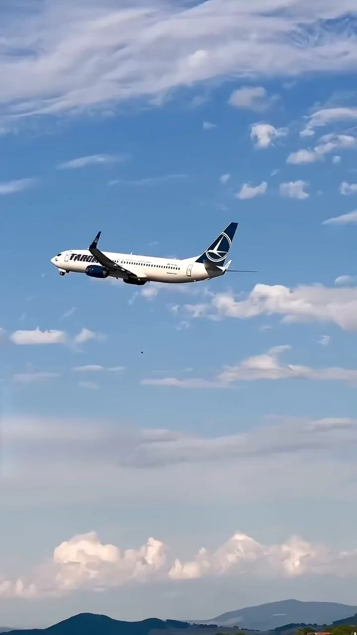Moment emoționant la bordul unui avion Tarom. Un jandarm interpretează la vioară imnul României, la peste 10.000 metri altitudine