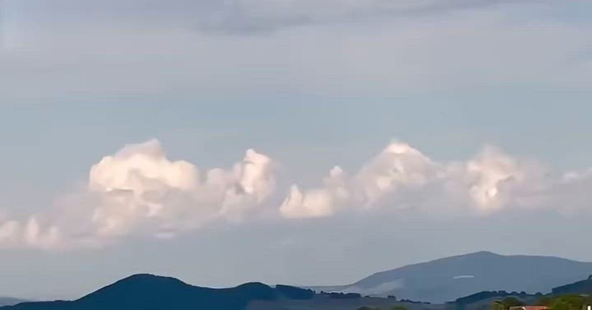 Moment emoționant la bordul unui avion Tarom. Un jandarm interpretează la vioară imnul României, la peste 10.000 metri altitudine