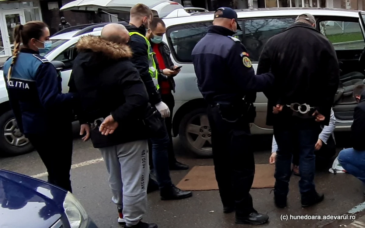 hoti din masini incatusati de politisti foto adevarul daniel guta
