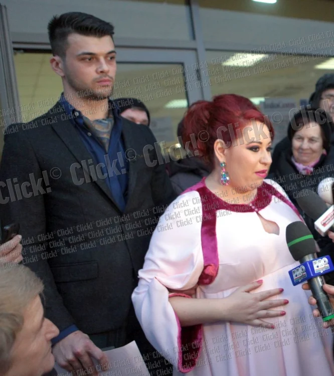 Oana Roman, la ieşirea de la cununia civilă (Foto: Roberto Sălceanu)