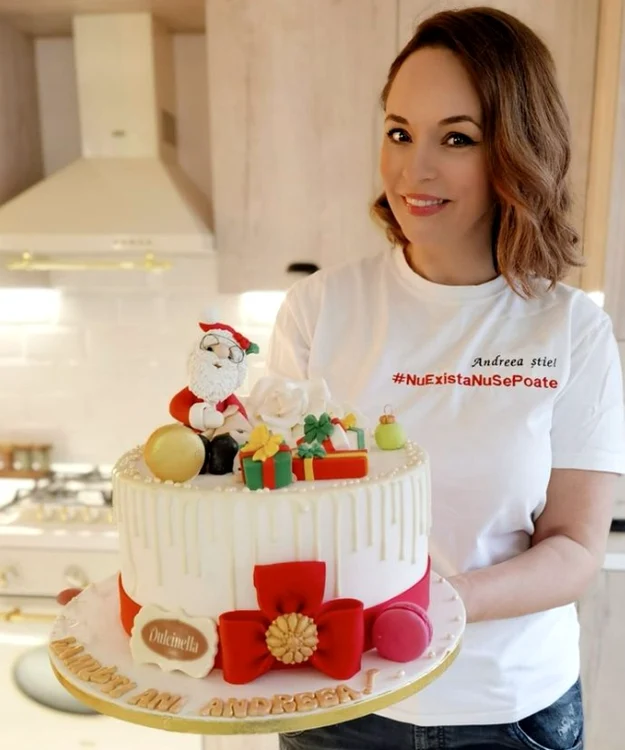 Andreea Marin a primit un tort superb. Foto: Instagram
