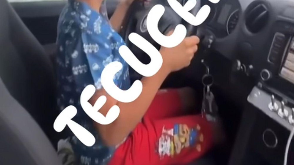 Scene incredibile în Galați. Copil de 7 ani, filmat de tatăl său în timp ce conduce o mașină pe un drum public. Poliţia anchetează cazul