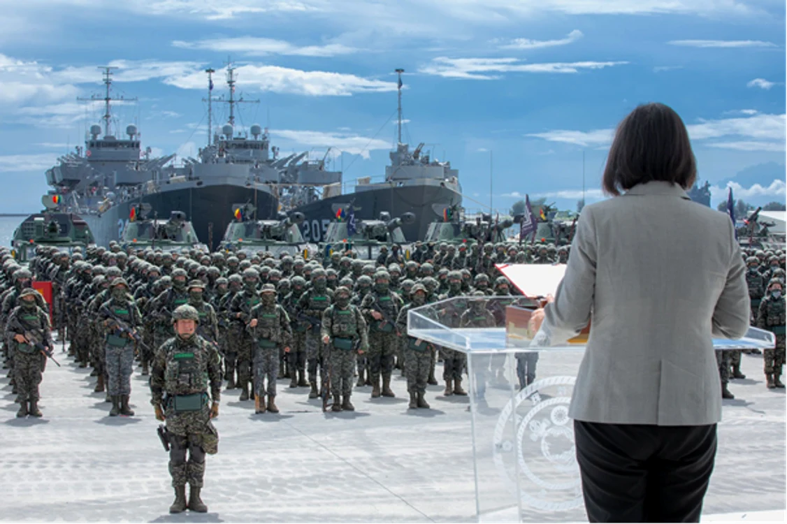 Foto: Președintele Tsai Ing-wen analizează un batalion al Marinei din Kaohsiung, în iulie 2020