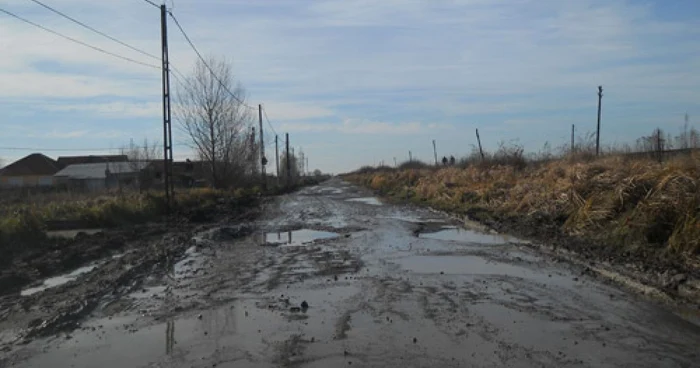 Drumul a devenit unul plin de capcane, cu gropi ce nu mai pot fi ocolite