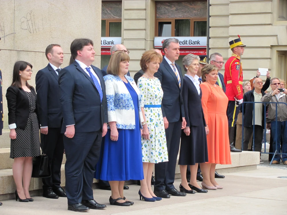 
    Custodele Coroanei Regale, Margareta, in rochie albă cu model, alături de soțul ei, și de alți reprezentanți ai Casei Regale, asistă la ceremonialul militar oferitfoto: Alexandru Catalan  