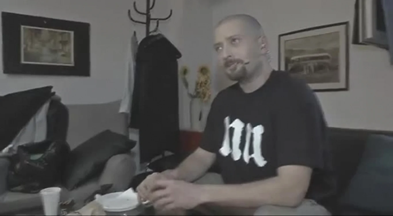 Acesta este cadrul în care se vede cum Cheloo îşi rulează o ţigarăfoto captură