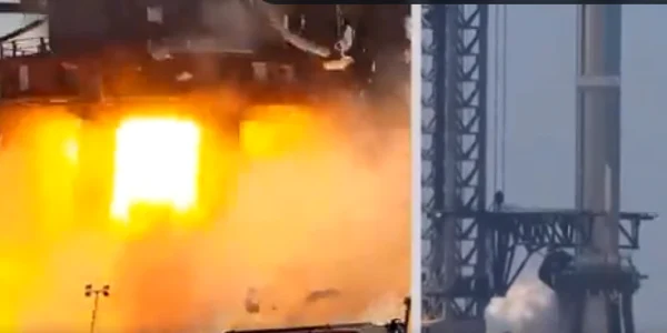 O rachetă produsă de SpaceX pentru nava spaţială Starship a fost cuprinsă de flăcări