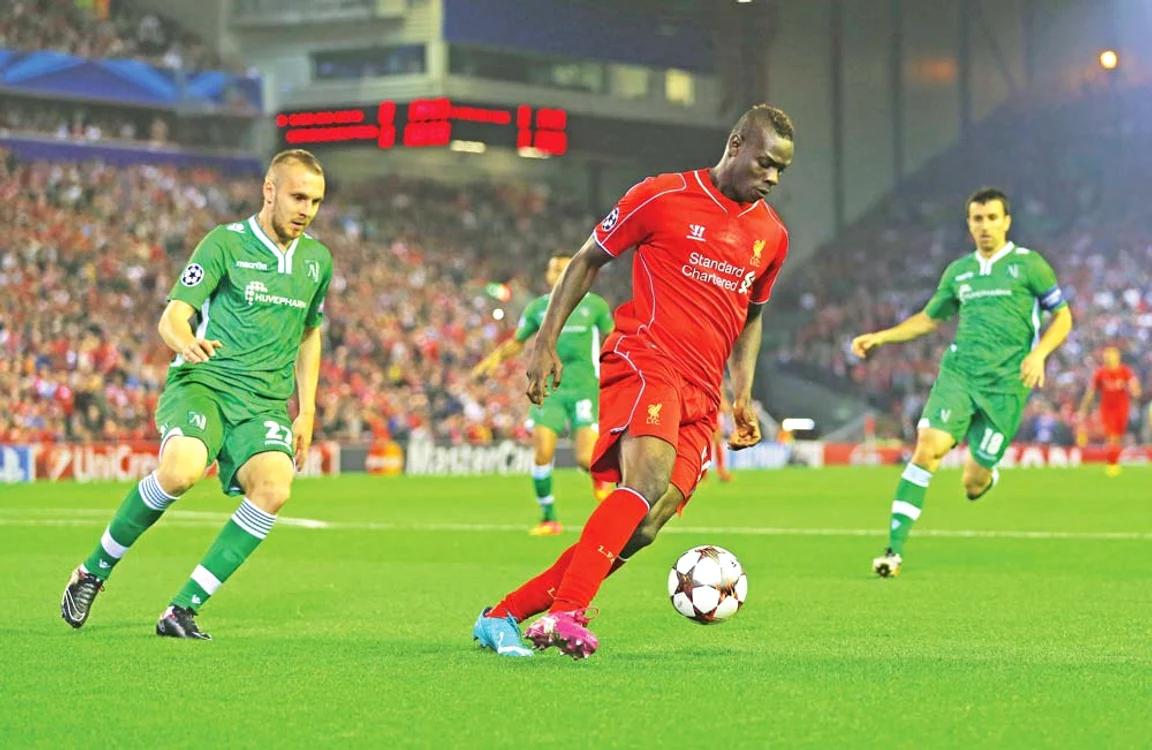 
    Moţi a fost depăşit constant de Balotelli (la balon) marţi searăFoto: Gulliver/ GettyImages   