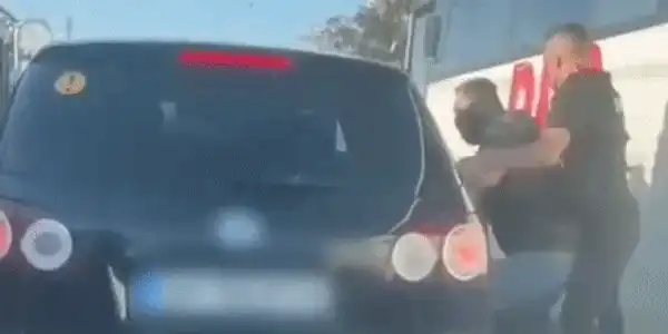 GIF complice retinut