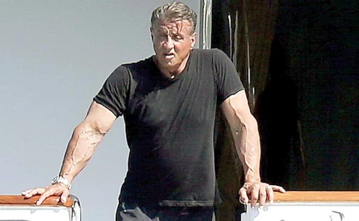 Actorul şi-a arătat musculatura impresionantă