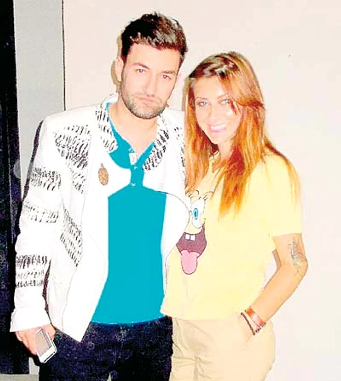 Gabriela a mers la  filmările pentru  un videoclip al  Antoniei şi nu  a ratat ocazia de  a se poza cu ea (Fotografii: Arhivă personală)