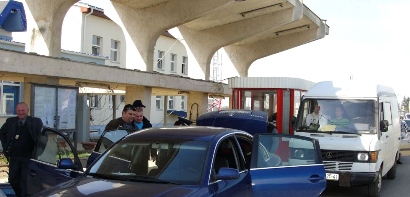 Şoferul a declarat că el este angajat al unei societăţi comerciale şi nu cunoaşte provenienţa utilajului