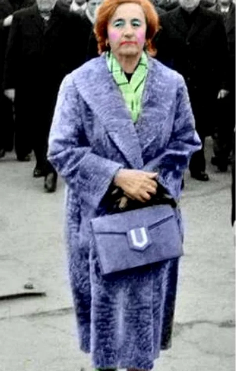 Elena Ceaușescu apare rujată până la urechi cu un ruj  roșu aprins, iar pleoapele sunt colorate când verde, când albastru