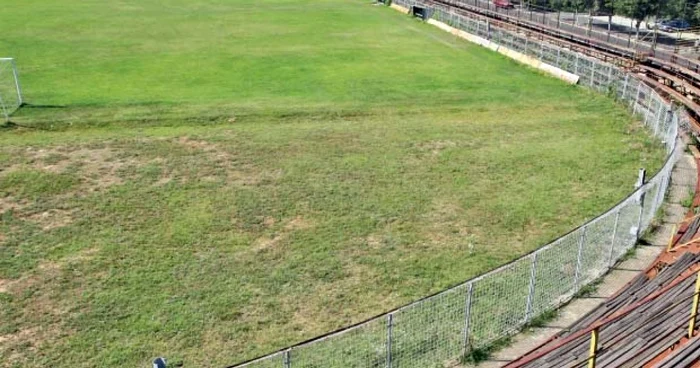 Atât arena „Electroputere“, pe care joacă CS Apă, cât şi stadionul „Ion Oblemenco“ au rămas în paragină