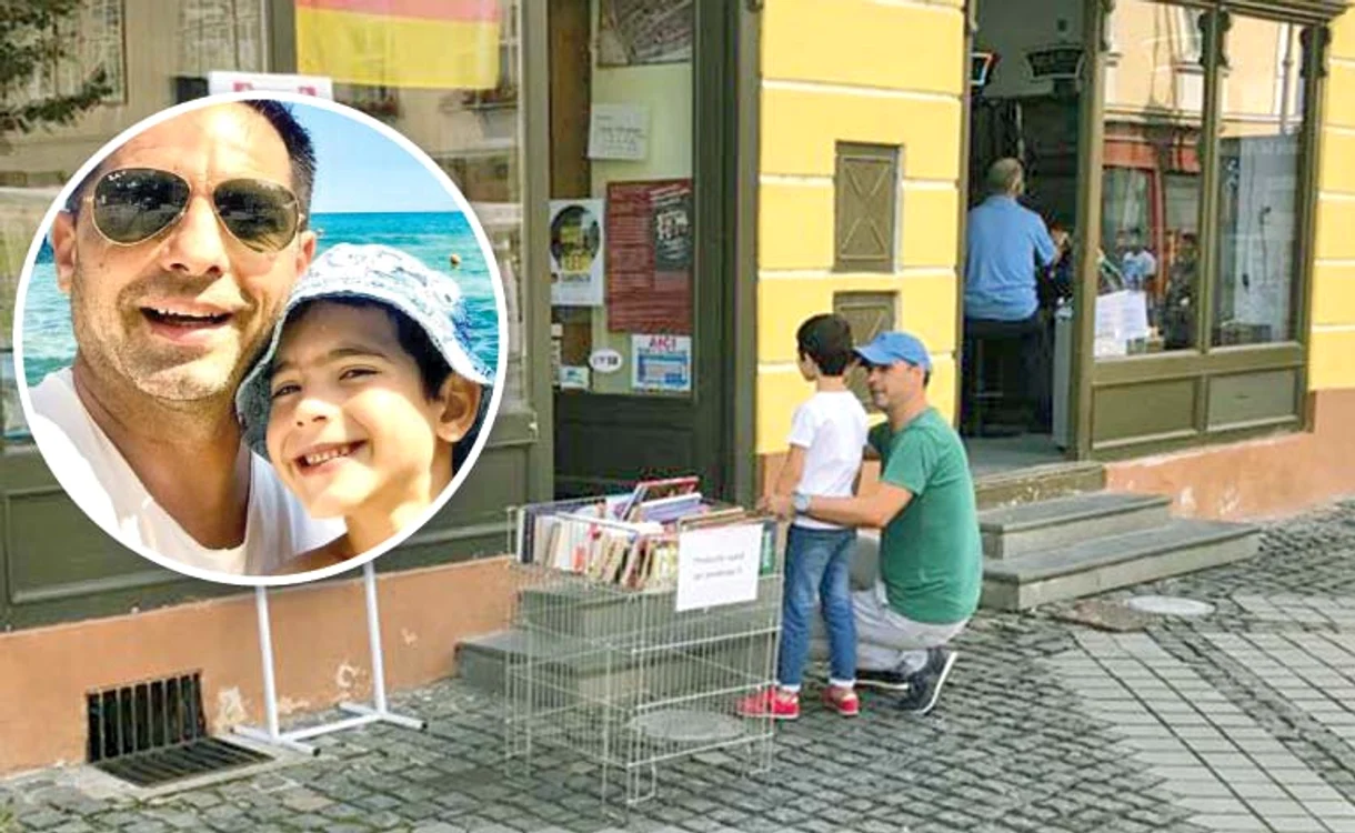 Dan Negru, în faţa unei librării din Sibiu, alături de fiul lui, Bogdan