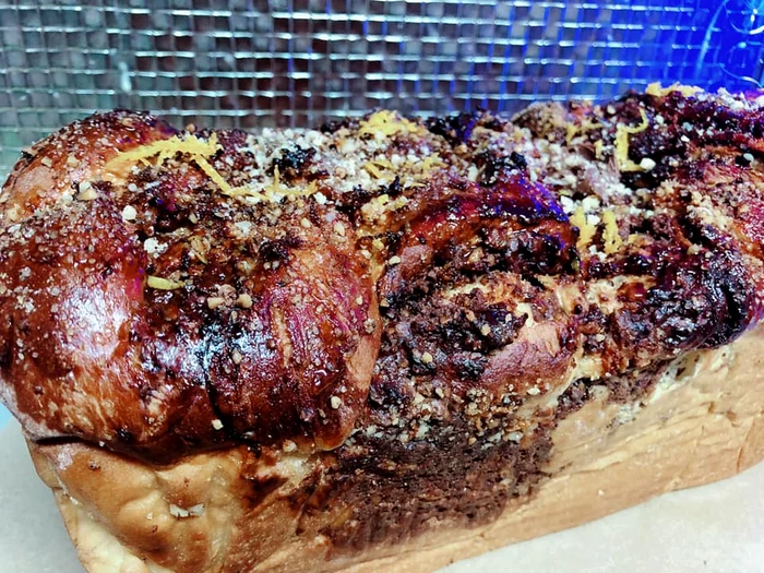 Frumoasa mulatră pregăteşte un meniu divers