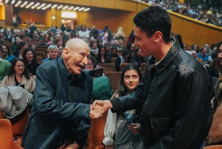 O fotografie cât o mie de cuvinte. David Popovici, întâlnire de excepție cu Victor Rebengiuc: „Unele momente nu se uită niciodată”
