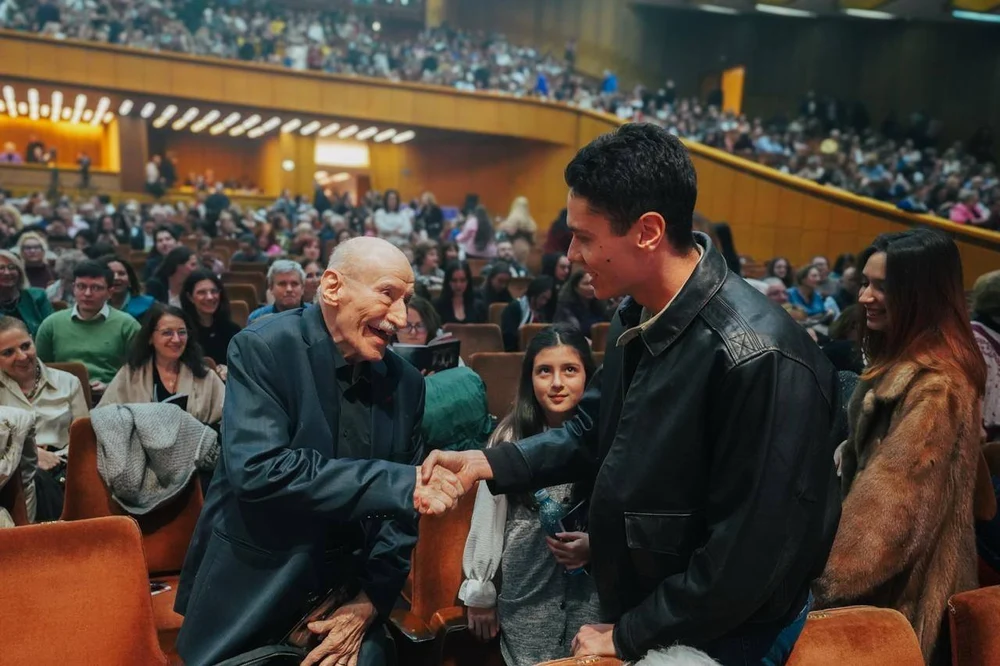 O fotografie cât o mie de cuvinte. David Popovici, întâlnire de excepție cu Victor Rebengiuc: „Unele momente nu se uită niciodată”